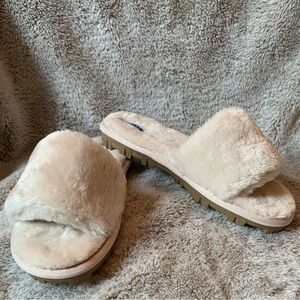 NEW Cushionaire Mushi Fuzzy Slide Slippers Memory Foam Women’s size 8 Ivory